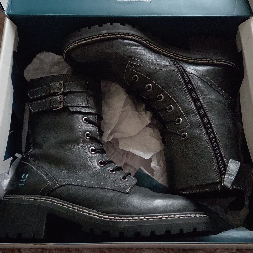 Black Lace-Up Boots - Picture 5 of 7